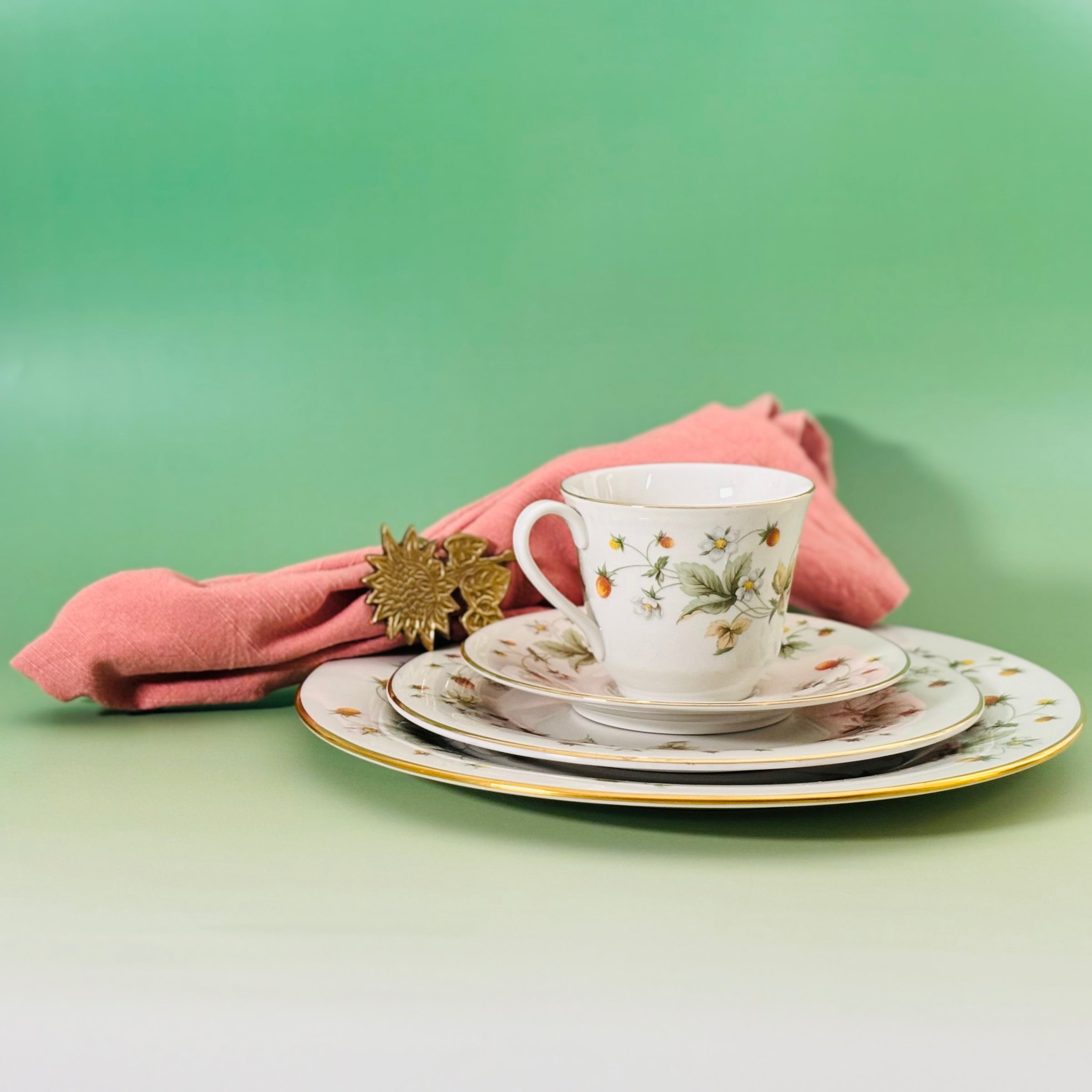 1977 Royal Doulton Strawberry Cream Tableware | 38 Pieces